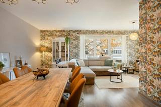 Het goed onderhouden gebouw omvat drie ruime twee-slaapkamerappartementen van elk ca. 95 m² met terras. Verder heeft elk appartement ook nog...
