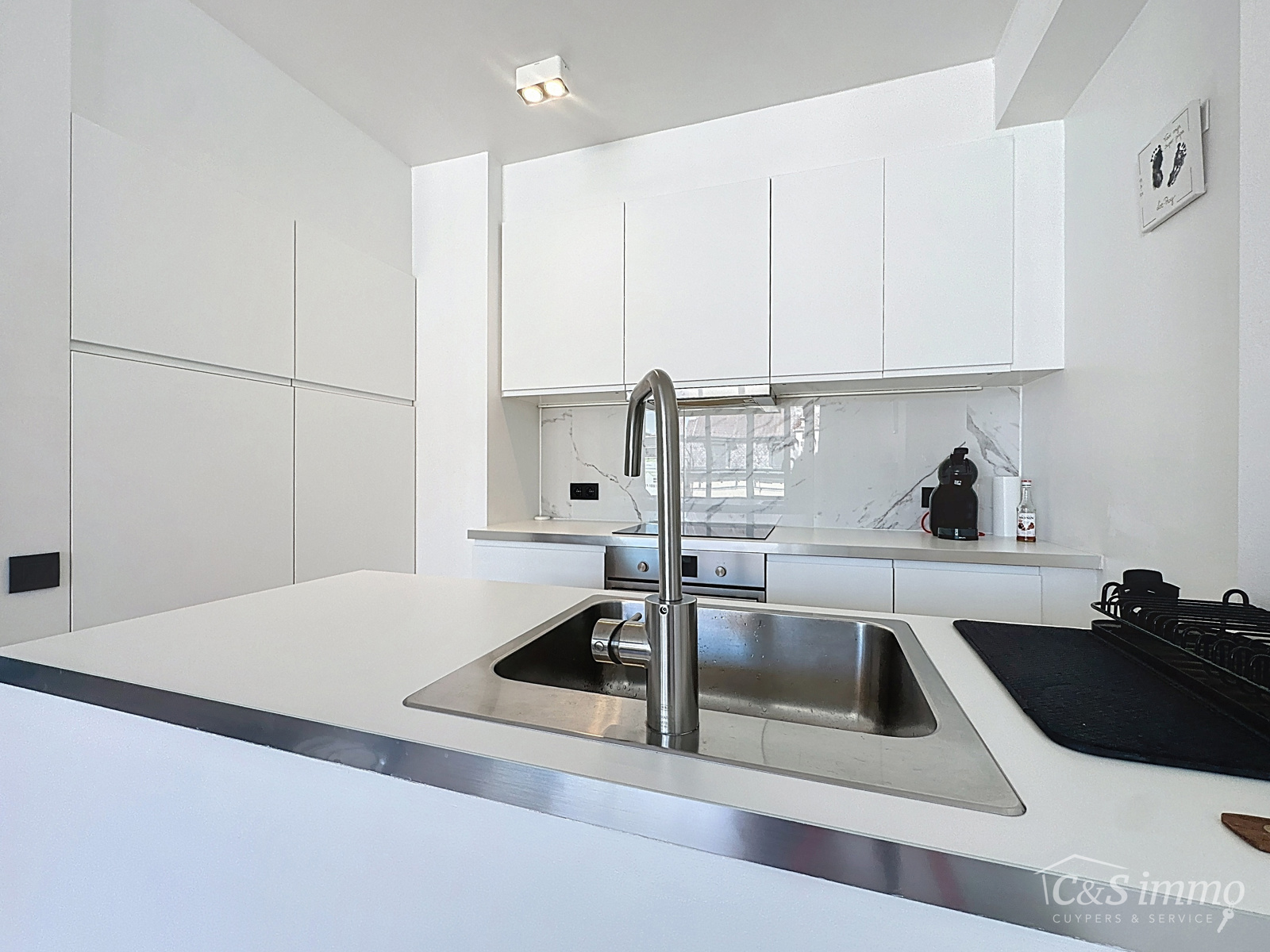 Gerenoveerd 2 slaapkamer appartement in een klein gebouw - foto 4