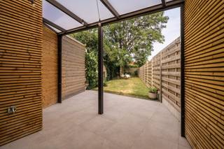 <p><span>Stijlvolle woning waar comfort, ruimte en charme perfect samenkomen.</span></p><p><span>Via de inkomhal betreedt u de lichtrijke leefruimte, die naadloos overgaat in de eetplaats en de moderne, volledig uitgeruste keuken. De kwalitatieve afwerking en doordachte indeling zorgen voor een aangename en stijlvolle woonbeleving.</span></p><p><span>Aansluitend aan de inkomhal bevindt zich een praktische polyvalente ruimte, ideaal als fietsenberging, wasplaats en extra opbergruimte. Daarnaast is er een apart gastentoilet en een droge kelder.</span></p><p><span>Op de eerste verdieping vindt u een bijzonder ruime slaapkamer en een moderne badkamer. Via de badkamer bereikt u de tweede verdieping met nog twee slaapkamers, waarvan één beschikt over een gezellige mezzanine.</span></p><p><span>Buiten geniet u van een verzorgd overdekt terras met extra bergruimte en een aangename tuin, ideaal om in alle rust te ontspannen.</span></p><p><span>De woning werd in 2021 volledig gerenoveerd, beschikt over een EPC-label B en een conforme elektrische installatie, waardoor u zorgeloos en energiezuinig kunt wonen.</span></p><p><span>Gelegen in een rustige buurt, op wandelafstand van winkels, scholen en het station, combineert deze woning een uitstekende ligging met hedendaags wooncomfort.</span></p><p><span>Optioneel kan op slechts 300 meter van de woning een garagebox worden aangekocht voor € 40.000, een interessante meerwaarde voor extra parkeer- en bergruimte.</span><span>.</span><span> </span></p>