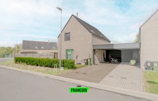 Deze recente en energiezuinige woning in het centrum van Woumen, deelgemeente Diksmuide, is gelegen in een rustige, landelijke omgeving en toch dichtbij alle voorzieningen. Op slechts 5 minuten rijden van het centrum van Diksmuide en het natuurreservaat De Blankaart, en 25 minuten van de kust, is deze locatie perfect voor wie de rust van het platteland wil combineren met het gemak van de nabijheid van steden en natuur.<br /><br />Indeling van de woning.<br /><br />Gelijkvloers: <br /><br />Bij binnenkomst ervaart u direct een moderne uitstraling. De ruime, lichte woonkamer vormt het hart van het huis en biedt dankzij de grote raampartijen een prachtig uitzicht op de tuin.<br /><br />De open leefkeuken is een droom voor elke kookliefhebber, vervaardigd uit hoogwaardig hout en afgewerkt met een granieten werkblad. Aansluitend vindt u een praktische berging/voorraadkamer (ideaal voor extra koelruimte en opslag) en een modern gastentoilet.<br /><br />Eerste verdieping: <br /><br />De trap leidt naar de ruimte nachthal. Hier bevinden zich drie volwaardige slaapkamers, een tweede toilet en een riante badkamer.<br /><br />Verder heb je ook nog toegang tot de zolderruimte.<br /><br />Buiten heb je een aangename tuin waar je volop kan genieten van de zon en je buitenruimte. Daarnaast is er een praktische carport met een aangebouwde berging van 6m². Dankzij de aanwezige zonnepanelen en de regenwaterput is de woning bovendien zeer energiezuinig en volledig voorbereid op de toekomst. <br /><br />Bent u opzoek naar ruimte, rust en modern wooncomfort? Deze indrukwekkende woning uit 2021 combineert een smaakvolle afwerking met een mooie woonoppervlakte.<br /><br />