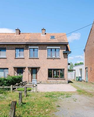 <p><span>SINT-NIKLAAS</span><span> - Aan de rand van Sint-Niklaas, nabij Nieuwkerken-Waas, bevindt zich deze charmante halfopen woning. Dankzij de vlotte verbinding via de F4-fietssnelweg en de stations van Sint-Niklaas en Nieuwkerken-Waas geniet u van een uitstekende bereikbaarheid. </span></p><p><span>De rustige ligging in een éénrichtingsstraat, omgeven door velden, zorgt voor een aangename en landelijke woonomgeving. </span></p><p><span> </span></p><p><span>Enkele troeven op een rij: </span></p><ul><li><span>Instapklare woning met recente keuken en gerenoveerde badkamer</span></li><li><span>Lichtrijke leefruimtes en degelijke constructie </span></li><li><span>Diepe tuin met vrij uitzicht over de velden</span></li><li><span>Ruime bergmogelijkheden dankzij kelder, zolders en garage</span></li><li><span>Rustige ligging met vlotte verbinding naar Sint-Niklaas en Nieuwkerken-Waas</span></li></ul><p><span> </span></p><p><span>De indeling gaat als volgt: </span></p><p><span> </span></p><p><span>Gelijkvloers: </span></p><p><span>Ruime inkomhal met authentieke uitstraling en trap naar de verdieping. De lichtrijke leefruimte beschikt over grote raampartijen en een inbouwcassette voor extra gezelligheid. Verder vindt u een ruime keuken, een praktische berging met toilet en toegang tot de zolderverdieping. </span></p><p><span>Eerste verdieping:</span></p><p><span>Nachthal met toegang tot drie volwaardige slaapkamers en een gerenoveerde badkamer, uitgerust met douche, toilet en lavabo.</span></p><p><span> </span></p><p><span>Zolder:</span></p><p><span>Via een uitschuifbare trap bereikt u de ingerichte zolderkamer. Deze ruimte leent zich perfect als hobbykamer, bureau of kan mits verdere inrichting dienst doen als extra slaapkamer. </span></p><p><span> </span></p><p><span>Kelder:</span></p><p><span>Handige kelderruimte, ideaal voor stockage en extra bergruimte. </span></p><p><span> </span></p><p><span>Tuin en buitenruimte:</span></p><p><span>Aansluitend aan de keuken bevindt zich een overdekt terras. Verder beschikt de woning over een ruime garage, een oprit voor drie wagens, een diepe tuin met serre en een prachtig uitzicht op de achterliggende velden. </span></p><p><span> </span></p><p><span>De woning werd door de huidige eigenaar zorgvuldig opgefrist en is onmiddellijk bewoonbaar. Er is op heden geen renovatieverplichting. Wel is via onze website een renovatierapport beschikbaar, zodat u een inschatting kunt maken van eventuele toekomstige werken. </span></p><p><span> </span></p><p><span>Meer weten? Neem alvast contact op met Axel Lenaerts makelaars of plan een bezoek in via onze website. </span></p>