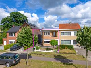 Volledig gerenoveerde woning met karakter en comfort.Ontdek deze charmante, verzorgde halfopen bebouwing. De woning beschikt over een vrijstaande...