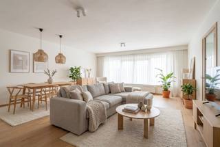 <p><span>Op zoek naar een modern en gezellig appartement op een rustige, maar vlot bereikbare locatie? Dan is dit pareltje in Deurne-Zuid precies wat je zoekt! Gelegen op de tweede verdieping van een klein gebouw, werd dit appartement volledig gerenoveerd en afgewerkt met een hedendaagse, stijlvolle uitstraling.</span></p><p><span> </span></p><p><span>Wat mag je verwachten?</span></p><p><span>Een ruime inkomhall met praktische ingemaakte kast</span></p><p><span>Een lichtrijke living dankzij de grote raampartijen</span></p><p><span>Een aparte, volledig ingebouwde keuken met alle toestellen om naar hartenlust te koken en veel opbergruimte (nieuw van 2020)</span></p><p><span>Twee comfortabele slaapkamers, waarvan één met rechtstreekse toegang tot het terras achteraan</span></p><p><span>Een volledig vernieuwde badkamer met douche, lavabo en toilet</span></p><p><span>Extra troef: bij het appartement hoort de helft van de garage onder de vorm van een staanplaats </span></p><p><span> </span></p><p><span>Bijzonderheden</span><span>:</span></p><p><span>EPC Energielabel C - 230 kwh/(m² jaar)</span></p><p><span>De elektriciteit is conform</span></p><p><span>CV is individueel op gas met nieuwe ketel van 2020</span></p><p><span>Vaste kosten:  140/jaar (inbegrepen: minuterie gang, water)</span></p><p><span>P-score: A</span></p><p><span>G-score: A</span></p>