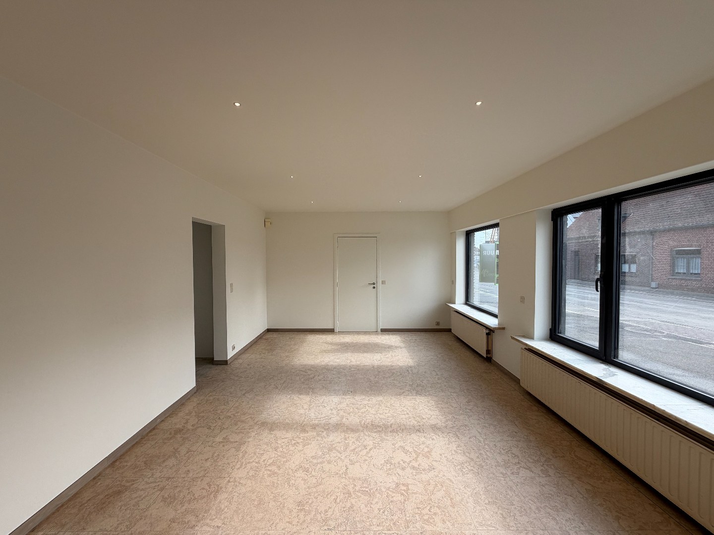 Ruime woning met twee slaapkamers en garage te Sint-Eloois-Vijve - foto 2