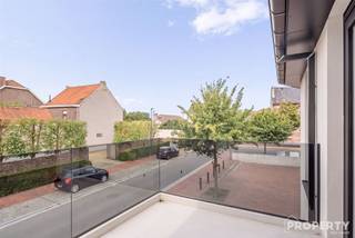 <p><span>Nieuwbouwappartement op de eerste verdieping in een kleinschalig nieuwbouwproject bestaande uit 5 hoogwaardig afgewerkte appartementen.</span></p><p><span><br />- verzorgde inkomhal </span></p><p><span>- ruime open woonkamer met een volledig geïnstalleerde keuken</span></p><p><span>- 2 ruime slaapkamer</span></p><p><span>- geïnstalleerde badkamer met instapdouche</span></p><p><span>- gastentoilet</span></p><p><span>- zonneterras</span></p><p><span><br />Een garage, staanplaats of individuele berging kan optioneel worden aangekocht.<br /><br /></span></p><p><span>Gemeenschappelijke fietsenberging voorzien.<br /><br />Voor meer info of een bezoek, bel 0476 46 12 87</span></p>