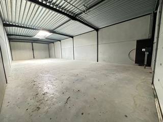 Nieuwbouw KMO-unit bestaande uit 153 m² opslagruimte in combinatie met 175 m² kantoren en 98 m² conciërgewoning te koop. De ruimte maakt deel uit...