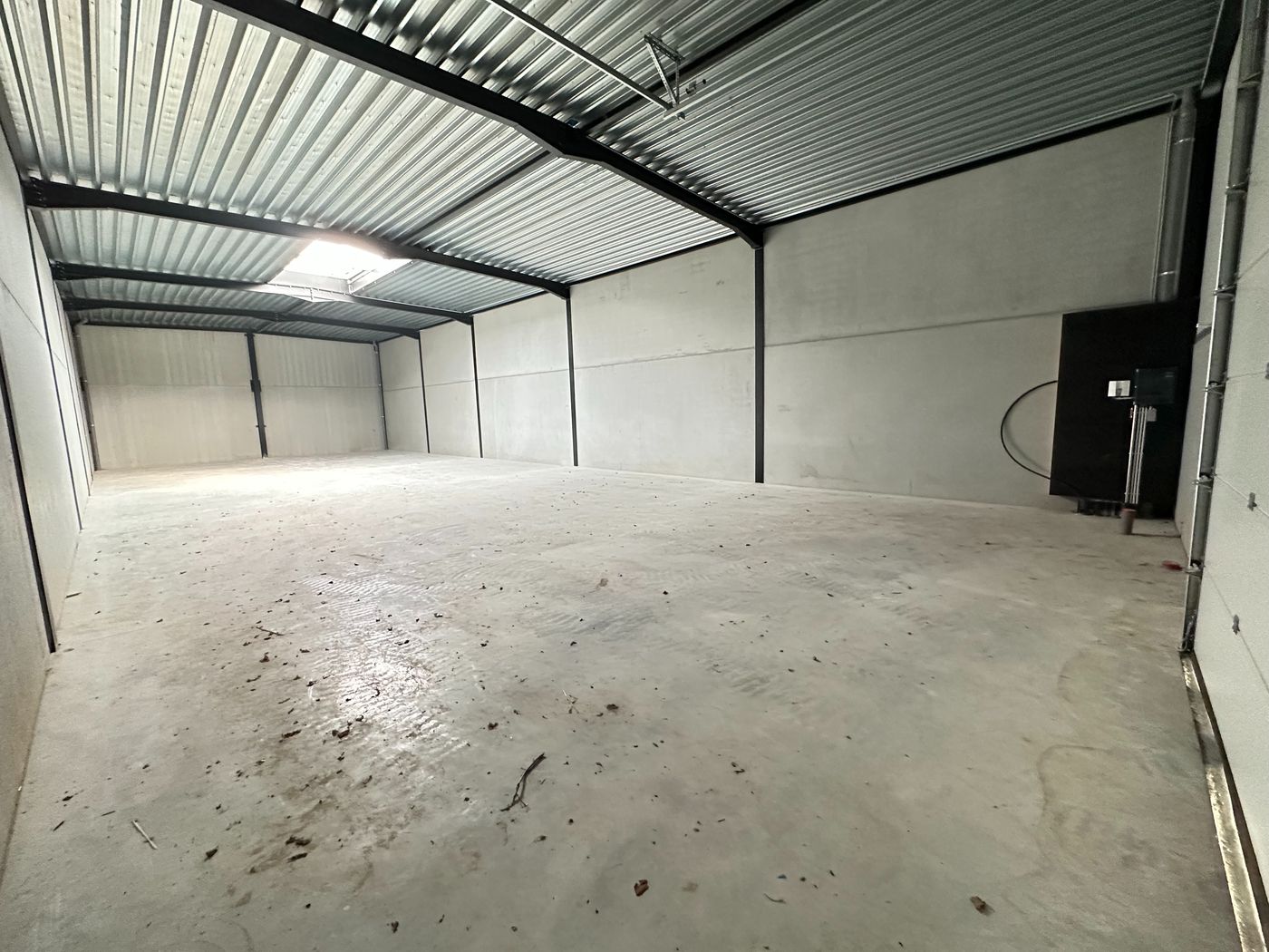 153 m² nieuwbouw KMO-unit met 175 m² kantoren en 98 m² conciërgewoning - foto 1