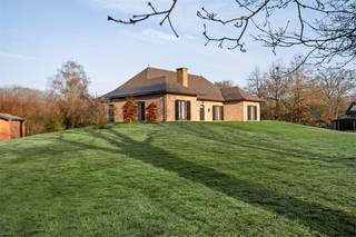 In het groene en rustige Herselt bevindt zich dit riante landhuis op een perceel van 4781 m²;Voor wie op zoek is naar ruimte, privacy en tal van...