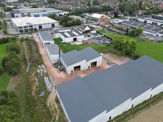 Nieuwe KMO-units te Roeselare, een modern en duurzaam bedrijventerrein bestaande uit 10 loodsen.<br /><br />In dit nieuwe KMO-park, *ARDOPOORT*, bieden wij een loods van 321,60 m² te koop aan, voorzien van een regenwaterput van 3000 liters. Er zijn ook 4 parkeerplaatsen te koop bij deze unit.<br /><br />Deze UNIT (nr. I) heeft een strategische ligging te Roeselare. Het bedrijventerrein is ideaal voor kleine en middelgrote ondernemingen die op zoek zijn naar een functionele, duurzame en goed bereikbare uitvalsbasis in West-Vlaanderen.<br /><br />Interesse? Neem contact met ons op voor meer info of een bezoek ter plaatse. De prijs is exclusief 21% BTW en exclusief kosten notaris, aansluitingskosten, ....