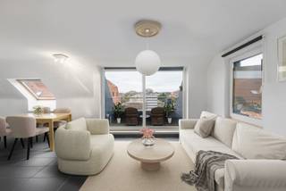 Ontdek dit uitzonderlijk lichtrijke appartement in een recente en verzorgde residentie, rustig gelegen en omgeven door groen. Dankzij de...