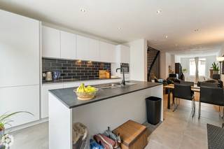 Op een goede locatie te Mechelen bevindt zich deze gerenoveerde woning met 3 slaapkamers en aparte garagebox. U geniet hier van een vlotte verbinding met de belangrijkste invalswegen, evenals de nabijheid van het bruisende stadsleven. Winkels, horeca, scholen en openbaar vervoer bevinden zich allemaal op wandel- en fietsafstand.<br /><br />We betreden de woning via de inkomhal met gastentoilet. De lichtrijke leefruimte kunt u inrichten met een gezellige zithoek en aparte eetplaats. Daarnaast is er ook ruimte om een bureau te plaatsen. De open keuken sluit mooi aan op het geheel en is uitgerust met de voornaamste toestellen. Hieruit heeft u toegang tot de leuke stadstuin. Via de nachthal op de eerste verdieping bereikt u de masterbedroom en de badkamer, uitgerust met een inloopdouche, dubbel lavabomeubel en toilet. U beschikt hier ook over een aparte wasplaats. Op de tweede verdieping beschikt u over nog 2 slaapkamers. Ten slotte is er nog een kelder en een aparte garagebox aan de overkant van de straat dewelke mee in de prijs is inbegrepen. <br /><br />Dit is een uitstekende opportuniteit als u op zoek bent naar een instapklare woning met 3 slaapkamers, stadstuin en garagebox in Mechelen. Contacteer ons op 0480 66 14 77 voor meer informatie of neem een kijkje op www.boonstravastgoed.be. <br /><br />Bijzonderheden:<br />- Gerenoveerd<br />- 3 slaapkamers<br />- Aparte garagebox
