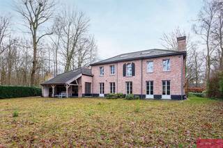 <p><span>Exclusief wonen in het groen van Schilde</span></p><p><span>In een gegeerde en aan het einde van een doodlopende straat in Schilde bevindt zich deze ruime en perfect onderhouden 'manoir' villa waar comfort, licht en privacy centraal staan. De woning biedt een riante woonbeleving, omgeven door groen en hedendaagse luxe.</span></p><p><span>Deze wijk wordt gekenmerkt door rust in een bosrijk gebied en grote percelen met veel privacy, wat ze uiterst gegeerd maakt.</span></p><p><span>De automatische poort met toegangscontrole geeft uit op de aangelegde oprit. </span></p><p><span>De ruime inkomhal is voorzien van een ingemaakte vestiairekast en een gastentoilet. Aansluitend bevindt zich een ingerichte bureauruimte met maatkasten, ideaal als praktijkruimte voor een vrij beroep, of als home-office. </span></p><p><span>De inkomhal geeft uit de opengewerkte leefruimtes op doorlopende parketvloer, van hieruit is een open zicht op de tuin dankzij de grote raampartijen. De riante zitruimte kreeg extra gezelligheid dankzij de gashaard.</span></p><p><span>Naast het eetgedeelte bevindt zich de moderne leefkeuken met stenen werkblad en kwaliteitsvolle toestellen: semi-professioneel fornuis (Falcon), Miele ovens en een wijnkoelkast. Van hieruit is er bovendien toegang tot een gezellig, overdekt terras.</span></p><p><span>Praktische ruimtes zoals berging, wasplaats en bijkeuken sluiten hier naadloos op aan. De dubbele garage met automatische poorten biedt plaats aan twee wagens en extra bergruimte.</span></p><p><span>Op de eerste verdieping bevinden zich vier volwaardige slaapkamers en twee badkamers. Het mastergedeelte werd uitgewerkt als een echte suite met slaapgedeelte, dressingruimte met ingemaakte kasten en een royale badkamer met ligbad, inloopdouche en dubbel lavabomeubel.</span></p><p><span>Daarnaast biedt een ruime polyvalente kamer tal van mogelijkheden: hobbyruimte, speelkamer voor de kids, thuisfitness etc. </span></p><p><span>De tweede verdieping vervolledigt het geheel met een ruime extra kamer die perfect dienst kan doen als hobbyruimte, bureau of nog als bijkomende, volwaardige slaapkamer.</span></p><p><span>Buiten geniet u van een riante tuin waar volwassen bomen en groenaanplanting zorgen voor optimale privacy. Twee aangelegde terrassen maken het plaatje compleet en laten u op elk moment van de dag genieten van het buitenleven.</span></p><p><span>In deze recente villa werd specifieke aandacht besteed aan duurzaamheid en energiezuinigheid zoals; volledige isolatie, hoogrendemends verwarmingsinstallatie, airco, wat resulteert in een zeer gunstige EPC-score.</span></p>