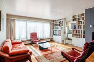 Op zoek naar een goed onderhouden appartement met twee ruime slaapkamers, een terras én een garage? Dan is dit appartement aan de Bikschotelaan in Borgerhout er eentje om op je radar te zetten.<br /><br />De ruime leefruimte met mooie parketvloer biedt plaats voor een gezellige zithoek en eetruimte. Een fijne plek om thuis te komen.<br /><br />De keuken is functioneel, maar kan een hedendaagse update gebruiken. Ideaal voor wie graag zijn eigen stempel op de woning drukt. Verder zijn er twee volwaardige slaapkamers en een extra dressing/werkruimte. Home office, dressing of hobbyruimte… jij kiest!<br /><br />De badkamer is praktisch ingericht en voorzien van een inloopdouche.<br /><br />Achteraan vind je een aangenaam terras, waar je rustig kunt genieten van een koffietje of een zonnige dag.<br /><br />En alsof dat nog niet genoeg is, beschikt het appartement ook over een garage op het gelijkvloers. Gedaan met rondjes rijden op zoek naar een parkeerplaats. <br /><br />+ 2 ruime slaapkamers<br />+ Leefruimte met parket<br />+ Te renoveren keuken<br />+ Badkamer met inloopdouche<br />+ Aparte dressing/werkruimte<br />+ Terras achteraan<br />+ Garage op het gelijkvloers<br /><br />Een goed onderhouden appartement met een stevige basis én heel wat mogelijkheden om er helemaal je eigen thuis van te maken.<br />Vg, wg, gmo, gvv, geen overstromingsgevoelig gebied,
