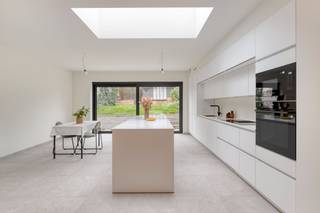 Ben je op zoek naar een energiezuinige woning zonder zorgen, waar je meteen kan intrekken?Deze volledig vernieuwde woning combineert eigentijds...