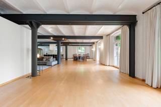 Hidden behind a discreet street façade in Antwerp South lies an exceptional loft of approx. 300 m² in the former flour mill 'Les Usines Pacific'. This property combines industrial architecture with impressive volumes, complete privacy, and the option to set up an office or practice space within the building.
Converted in 1993 following the New York loft concept, it preserves original cast-iron columns, brick barrel vaults, and soaring ceilings. Abundant natural light highlights the authentic materials.
The spacious living area serves as the heart of the home. An integrated open bathroom, private sauna, and whirlpool offer a discreet wellness experience. The master bedroom is set in a separate wing, featuring a mezzanine and an east-facing private terrace.
Residents also enjoy a shared courtyard garden with a pond, BBQ area, and sun terrace, shared with only two other lofts.
The property features individual gas underfloor heating. A covered parking space with an EV charging point is included.
A rare residence where industrial heritage, modern comfort, and professional possibilities meet in a prime location in 'Het Zuid'.