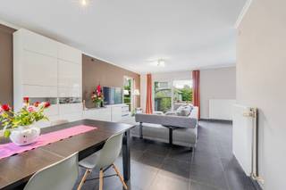 In een rustige, kindvriendelijke en autoluwe wijk vind je deze moderne en tijdloze woning, waar comfort en bereikbaarheid hand in hand gaan. De ligging is ideaal: op slechts 1,3 km van het Waasland Shopping Center, 1,5 km van scholen en met een bushalte op amper 450 meter. Dankzij de centrale locatie bereik je Gent en Antwerpen in een halfuur.<br /><br />De woning straalt kwaliteit en functionaliteit uit. Vooraan is er een brede oprit met plaats voor twee wagens, aangevuld met een inpandige garage en extra parkeerplaats. Een laadpaal en twee thuisbatterijen zorgen voor een duurzame energievoorziening. <br /><br />Binnenin geniet je van een lichtrijke en open leefruimte met eetkamer, salon en een volledig uitgeruste keuken met hoogwaardige AEG-toestellen. Grote schuiframen met vliegenramen geven uit op het ruime terras en de verzorgde tuin met tuinhuis.<br /><br />Op de eerste verdieping bevinden zich drie ruime slaapkamers. De master bedroom beschikt over een doorloopdressing naar de moderne badkamer met inloopdouche, ligbad, dubbele lavabo en toilet. Voor extra comfort is de bovenverdieping uitgerust met een geïntegreerd aircosysteem in het plafond.<br /><br />Deze woning combineert hedendaagse luxe met een praktische indeling en een uitstekende ligging. Ideaal voor gezinnen die op zoek zijn naar rust, ruimte en bereikbaarheid.<br /><br />Zou u graag de nieuwe eigenaar worden van dit prachtige pand. Voor meer info hyboma.be of wenst u graag een bezoek ter plaatse contacteer dan Guy 0479/88 88 06 of Hyboma op 051 480 980!