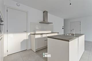 <p><span>BEN-nouvelle construction appartement 2 chambres au cœur d’Aalst</span></p><p><span> </span></p><p><span>Den Botanikken Hof est un mélange de rénovation et de nouvelle construction au centre d'Aalst, situé sur la place récemment rénovée de Bauwens, à seulement 3 minutes de la gare et à moins de 5 minutes de la plus belle rue commerçante.</span></p><p><span><br />Cet app. B 1.1 est situé au premier étage et a vue sur la cour intérieure et le jardin intérieur. Hall d’entrée pratique, séjour lumineux donnant sur la première terrasse, cuisine entièrement équipée avec îlot et débarras attenant. De plus, l'appartement dispose d'un WC séparé, de 2 chambres et d'une salle de bain équipée. Vous avez accès à la terrasse qui donne sur le jardin intérieur depuis les deux chambres.</span></p><p><span> Avantages supplémentaires :</span></p><ul><li><span>Vous bénéficiez d'une réduction de 50 % sur la taxe foncière pendant 5 ans</span></li><li><span>Factures d'énergie faibles grâce à un appartement presque neutre en énergie</span></li><li><span>2 panneaux solaires</span></li><li><span>Cave</span></li><li><span>Abri à vélos couvert</span></li></ul><p><span><br />Achat obligatoire d'un emplacement de stationnement souterrain : (P1) € 30 000</span></p><p><span>Achat sous droits d'enregistrement.</span></p><p><span><br />Pour plus d'informations ou une visite, contactez Ann au 0477 41 46 16.</span></p>