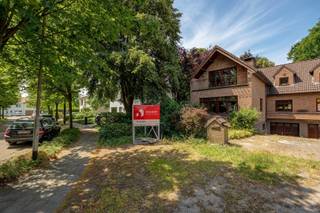 <p><span>Karaktervolle half open villa met grote tuin 1.189m² in een rustige straat.</span></p><p><span> </span></p><p><span>De Schout De Moorstraat in Brasschaat is een charmante, rustige straat omgeven door prachtig onderhouden woningen en weelderig groen. Met nabijgelegen parken zoals het Peersbos, kan je genieten van serene wandelingen en buitenactiviteiten. Ondanks de rustige omgeving liggen diverse voorzieningen zoals winkels, scholen sportfaciliteiten binnen handbereik. De hechte gemeenschap met vriendelijke buren maakt het plaatje compleet. </span></p><p><span> </span></p><p><span>+ Degelijk gebouwde half open woning</span></p><p><span>+ Ruime garage en kelders</span></p><p><span>+ EPC D: Geen renovatie verplichting!</span></p><p><span>+ Grote tuin </span></p><p><span>+ Elektrische installatie conform bij akte</span></p><p><span>+ Grond is volledig omheind</span></p><p><span> </span></p><p><span>Deze unieke te renoveren villa is handig ingedeeld en biedt alle potentieel, en wordt verkocht door eerste eigenaar-bouwheer.</span></p><p><span>Binnenkomen langs de inkomhal met gastentoilet. Daarachter de grote living en aparte keuken met extra berging. Op het gelijkvloers is de eerste slaapkamer of bureau met ensuite badkamer.</span></p><p><span>Op de eerste verdieping bevinden zich 3 grote  slaapkamers, badkamer met baddouche, lavabo en een aparte toilet. De kamer vooraan heeft een terras.</span></p><p><span>De kelder bestaat uit een garage, wasplaats en CV-ruimte, en ontspannings-/speelkelder.</span></p><p><span> </span></p><p><span>Interesse in deze unieke woning met talloze mogelijkheden? </span></p><p><span>Aarzel niet en neem contact op via 03/646.66.55 of info@sinjoor.be. </span></p><p><span> </span></p><p><span> </span></p>