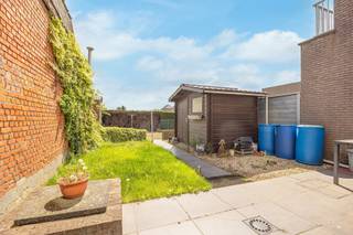 Op te frissen bel-étage woning met 3 slaapkamers en grote garage & tuin Dit betreft een op te frissen gezinswoning met 3 slaapkamers en een zonnige...