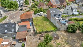 <p><strong>Bouwgrond met ontwikkelingspotentieel in het centrum van Pamel (Roosdaal)</strong></p><p>Bent u op zoek naar een projectgrond met tal van ontwikkelingsmogelijkheden? Dan is dit perceel in de <strong>Dokter Roossenstraat te Pamel (Roosdaal)</strong> beslist een unieke opportuniteit.</p><p>Het perceel heeft een <strong>breedte van ongeveer 16 meter</strong> en is gelegen in <strong>woongebied</strong>, zonder RUP of BPA, wat verschillende ontwikkelingsscenario's mogelijk maakt (steeds onder voorbehoud van een stedenbouwkundige vergunning).</p><p>Volgens de huidige stedenbouwkundige visie van de gemeente behoort het perceel tot de <strong>afbakening van Pamel</strong>, waardoor ook de ontwikkeling van een <strong>meergezinswoning</strong> tot de mogelijkheden behoort. Het uiteindelijke aantal appartementen dient bepaald te worden op basis van een concreet ontwerp dat voldoet aan de gemeentelijke richtlijnen.</p><p>Daarnaast biedt het perceel eveneens de mogelijkheid voor de realisatie van:</p><ul><li><p><strong>2 gesloten bebouwingen</strong></p></li><li><p><strong>Meergezinswoning/appartementsgebouw</strong> (onder voorbehoud van stedenbouwkundige goedkeuring)</p></li></ul><h3>Troeven</h3><ul><li><p>Perceelbreedte van ca. <strong>16 meter</strong></p></li><li><p>Gelegen in <strong>woongebied</strong></p></li><li><p>Geen RUP of BPA van toepassing</p></li><li><p>Mogelijkheid tot realisatie van <strong>2 gesloten woningen</strong></p></li><li><p>Potentieel voor een <strong>meergezinswoning</strong></p></li><li><p>Centrale ligging in Pamel (Roosdaal)</p></li><li><p>Interessante opportuniteit voor projectontwikkelaars en investeerders</p><p>Stedenbouwkundige inlichtingen en maatregelenregister in aanvraag.</p></li></ul>