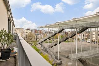 Het Theaterplein ligt in het hart van wat Antwerpen zo uniek maakt. De Vogelenmarkt op zondagochtend, winkelen op de Meir, een aperitief in...