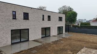 Deze nieuwbouwwoning bestaat uit: inkomhal - toilet - living - keuken - berging - wasplaats - terras - tuin - tuinhuis - autostaanplaats - nachthal - 3 slaapkamers - badkamer - toilet op de bovenverdieping. <br /><br />EPC: woning in aanbouw. Vrij 1/12/2026. Huurprijs 895 €/mnd.