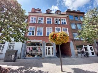 Garagebox gelegen Vrijdagmarkt/'t Zand te Brugge.Het complex is afgesloten met een slagboom, de box met een...