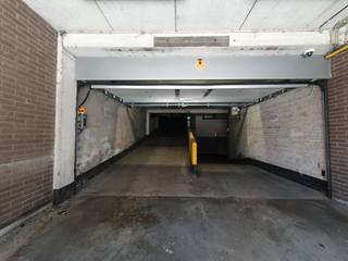 Découvrez cet emplacement idéalement situé sur le parking sur le toit de la résidence Permeke Shopping, dans la ville animée d'Ostende. Grâce à son emplacement central, vous êtes à quelques pas du centre-ville et de la mer. Fini les soucis de stationnement en ville! Cette place de parking offre une solution sûre et pratique dans un quartier très fréquenté. Ne manquez pas cette occasion! Contactez notre agence dès aujourd’hui pour plus d’informations ou pour une visite. € 80 par mois et disponible immédiatement. <br />hauteur: 2 m, largeur de l'emplacement: 2.15 m, profondeur de l'emplacement: 5 m. Ce bien à louer à Ostende vous intéresse ? Rendez-vous sur le site www.dermul.be et cliquez sur le bien que vous souhaitez louer. En cliquant sur le bouton « Je suis intéressé », nous vous demandons de remplir un bref profil. Nous vous contacterons ensuite pour organiser une visite. Il n'est pas possible de prendre rendez-vous par téléphone.