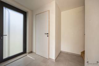 <p><span>Bent u op zoek naar een energiezuinige nieuwbouwwoning waar u de laatste afwerking nog volledig naar eigen smaak kunt invullen? Dan is deze moderne halfopen bebouwing in een rustige en groene omgeving van Hamme zeker een bezoek waard.</span></p><p><span>Bij het betreden van de woning komt u terecht in een ruime inkomhal met gastentoilet. De lichtrijke leefruimte met grote raampartijen geniet van een aangename verbinding met de tuin en biedt plaats aan een gezellige zit- en eetruimte. <br />De open keuken is nog volledig naar eigen wens te plaatsen, waardoor u uw droomkeuken zonder compromissen kunt realiseren.</span></p><p><span>Op de eerste verdieping bevinden zich drie volwaardige slaapkamers en een stijlvolle badkamer met inloopdouche en dubbele wastafel. <br />Via een vaste trap bereikt u de ruime zolderverdieping, die tal van mogelijkheden biedt. Mits de nodige afwerking kan deze perfect ingericht worden als extra slaapkamer(s), hobbyruimte, bureau of speelkamer.</span></p><p><span>Buiten geniet u van een ruime tuin waar u in alle rust kunt ontspannen en volop kunt genieten van het groen.</span></p><p><span>Troeven van deze woning:</span></p><ul><li><span>Nieuwbouwwoning op een rustige locatie in Hamme </span></li><li><span>Lichtrijke leefruimte met grote raampartijen </span></li><li><span>Keuken nog volledig naar eigen smaak te plaatsen </span></li><li><span>3 ruime slaapkamers </span></li><li><span>Moderne badkamer </span></li><li><span>Vaste trap naar een ruime zolder met uitbreidingsmogelijkheden </span></li><li><span>Grote tuin met veel privacy </span></li><li><span>Energiezuinige woning met hedendaags comfort </span></li></ul><p><span>Een unieke kans voor wie op zoek is naar een kwalitatieve nieuwbouwwoning (bouwheer Qubo) waarin u nog uw eigen persoonlijke toets kunt aanbrengen.</span></p><p><span>Interesse?</span><span> Contacteer ons vandaag nog voor meer informatie of een bezoek ter plaatse. Deze woning zal u ongetwijfeld weten te verrassen!</span></p>