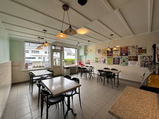 Deze goed draaiende frituur met bovengelegen te renoveren appartement, gelegen op een zeer commerciële ligging aan de Lommelsesteenweg...
