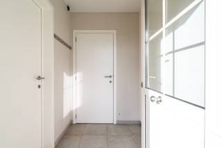 In de Izegemstraat 74F in Ingelmunster vind je deze recente, verzorgde halfopen bebouwing met een bewoonbare oppervlakte van circa 160 m² op...