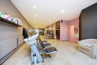 📌 Dit opbrengsteigendom biedt een zeldzame en veilige investering in een bloeiende stad, op slechts enkele minuten van de Franse grens.
Dit pand combineert charme, rendement en toegankelijkheid.
Samenstelling van het pand:
⭐️ Gelijkvloers:
Ruim handelsgelijkvloers van ongeveer 150 m², momenteel uitgebaat als kapsalon.
Uitstekende zichtbaarheid dankzij de etalage aan de Grote Markt, wat zorgt voor een constante stroom van voorbijgangers en toeristen.
⭐️ 1e verdieping:
Appartement met 2 slaapkamers, bestaande uit een lichtrijke woonkamer, een volledig uitgeruste keuken met toegang tot een prachtig terras van 33 m², een badkamer en een douchekamer.
Goed onderhouden en comfortabel – ideaal voor residentiële verhuur.
⭐️ 2e verdieping:
Duplexappartement met 2 slaapkamers, met een ruime leefruimte, een moderne uitgeruste keuken en een badkamer.
Gezellige sfeer en mooie volumes.
📐 Technische kenmerken:
Individuele meters
Dubbel glas
Recente gasverwarmingsketels in de appartementen
Grote, droge kelders die extra opslagruimte bieden
Huurdossier beheerd door een vastgoedkantoor
✨ Troeven voor de investeerder:
Zeer centrale en gegeerde ligging
Bestaande huurovereenkomsten die onmiddellijk rendement garanderen (huurders aanwezig sinds 2021)
Grote meerwaardepotentie dankzij de economische en toeristische groei van Doornik
Gediversifieerde inkomsten: handel + wonen
💡 Een zeldzame kans om te investeren in een emblematisch gebouw in het hart van een historische en dynamische stad!
✅ Ideaal gelegen in het historische centrum van Doornik, aan de beroemde Grote Markt – een driehoekig plein omringd door cafés, restaurants en winkels, gedomineerd door het 12e-eeuwse belfort, dat op de Werelderfgoedlijst van UNESCO staat.