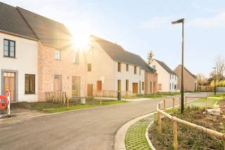 Wonen in het groen, met alles dichtbij: Smeskeshof in Waregem is een kleinschalig nieuwbouwproject met moderne, landelijk geïnspireerde woningen waar ruimte en comfort centraal staan.Elke woning beschikt over 3 of 4 volwaardige slaapkamers en is ontworpen om mee te groeien met je gezin. Extra troef: de zolderverdieping kan je naar wens afwerken tot een 4e of zelfs 5e slaapkamer, hobbyruimte, bureau of speelzolder.Dankzij de nieuwste technieken geniet je van hedendaags wooncomfort en een energiezuinige toekomst. De indeling is praktisch en licht, met aangename leefruimtes en een warme, tijdloze uitstraling.Waarom kiezen voor Smeskeshof?- Moderne, landelijke architectuur- 3 of 4 slaapkamers, uitbreidbaar via zolder- Nieuwste technieken en hedendaags wooncomfort- Rustige ligging in Waregem, met vlotte bereikbaarheidOntdek jouw nieuwe thuis in Smeskeshof; waar stijl, ruimte en toekomstgericht wonen samenkomen. Neem contact op voor plannen, prijzen en beschikbaarheden.