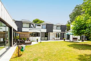 <p><span>Verken deze prachtige architectenwoning uit de jaren '70, gelegen in het gewilde Pulhof district, met een indrukwekkend bewoonbaar oppervlak van 600m². Geniet van de grandeur van een weelderig overdekt binnenzwembad op een rustig perceel van 1.400m², voor een idyllische ontsnapping in de stad zonder concessies te doen aan comfort.</span></p>
<p>Ervaar de faciliteiten van nabijgelegen scholen, winkels, speciaalzaken, gerenommeerde restaurants en supermarkten, aangevuld met de aanwezigheid van uitgestrekte groene parken - zoals het betoverende Brilschanspark. Met een indrukwekkende mobiliteitsscore van 9.5/10, kan de hele familie moeiteloos gebruikmaken van tram, bus, fietspaden, trein en snelwegverbindingen.</p>
<p><br />Bij binnenkomst verwelkomt een imposante inkomhal u, begeleid door een rijkelijke ontvangstkamer, ruime vestiaire en gastentoilet. De aanzienlijke woonruimte straalt helderheid uit dankzij de talrijke ramen met directe toegang tot het terras en de tuin. Deze geweldig ontworpen lay-out splitst zich op in aparte vertrekken voor diverse functies - met een knusse tv-kamer, comfortabele zithoeken, waarvan één met een uitnodigende open haard, en een eventueel eetgedeelte. De bijzondere charme van de ruimte wordt versterkt door de verschillende niveaus en overvloed aan natuurlijk licht; de ideale setting voor het organiseren van memorabele feestjes. Er is ook een elegante tussenverdieping met een aangename kantoorruimte die mooi aansluit op de woonkamer dankzij een vide. De volledig uitgeruste keuken toont hoogwaardige materialen, ultramoderne apparaten en een uitgebreid eiland dat comfortabel plaats biedt aan zes leden, en heeft directe toegang tot de chique eetkamer. Daarnaast vindt u het uitstekende, verwarmde zeer ruime binnenzwembad, compleet met twee kleedkamers, een doucheruimte, apart toilet en een sauna, waar overvloedige ramen nodigen schilderachtige uitzichten uit.<br /><span><br /></span>Beklim de indrukwekkende trap van roestvrij staal en glas naar de 1e verdieping, waar luxe op u wacht. U ontdekt hier een royale hoofdslaapkamer met een vaste dressing en een open badkamer, <span>voorzien van een dubbele wastafel, een tweepersoons ligbad, een inloopdouche en een apart toilet. Deze master suite biedt ook privétoegang tot de kantoorruimte. Daarnaast zijn er nog vijf andere slaapkamers, waarvan twee een grote badkamer delen met een ruime inloopdouche, dubbele wastafels en een toilet. Elke andere slaapkamer heeft een eigen aangrenzende doucheruimte. Alle slaapkamers zijn voorzien van een sierlijk koepeldak dat extra hoogte tot wel 3 meter biedt, voor een verhoogd gevoel van grandeur.<br /><span><br /></span></span>Laat u verwennen door de prachtig aangelegde tuin op het zuidwesten, naadloos verbonden met het overdekte zwembad via brede schuiframen die de grenzen tussen binnen en buiten doen vervagen en een groot terras aangevuld met elektrische zonwering en verwarmingselementen.<br /><span>Achteraan de tuin bevindt zich een ruime tuinberging voor het opbergen van al uw tuingereedschap.</span><br /><br />Deze opmerkelijke woning wordt voltooid door een riante kelder (230 m²) met boordevol opbergruimte, technische ruimtes en een authentieke 'mancave' - een paradijs voor elke gentleman.<br /><br />Ter afronding van het aanbod is er een volwaardige dubbele garage met een automatische sectionale poort, die een veilig onderkomen biedt voor uw waardevolle voertuigen.</p>
<p><span>Kortom, geniet van een zorgeloze, luxueuze levensstijl in dit betoverende, ruime verblijf dat op harmonieuze wijze de levendige sfeer van de jaren '70 combineert met moderne luxe, gelegen in het hart van een gewilde woonwijk.</span></p>
<p><br />Voor meer informatie of een bezoek aan deze prachtige woning, neem gerust contact op met Sigalit via Sigalit@reds.be of via 0475 66 84 74<br /><br /></p>