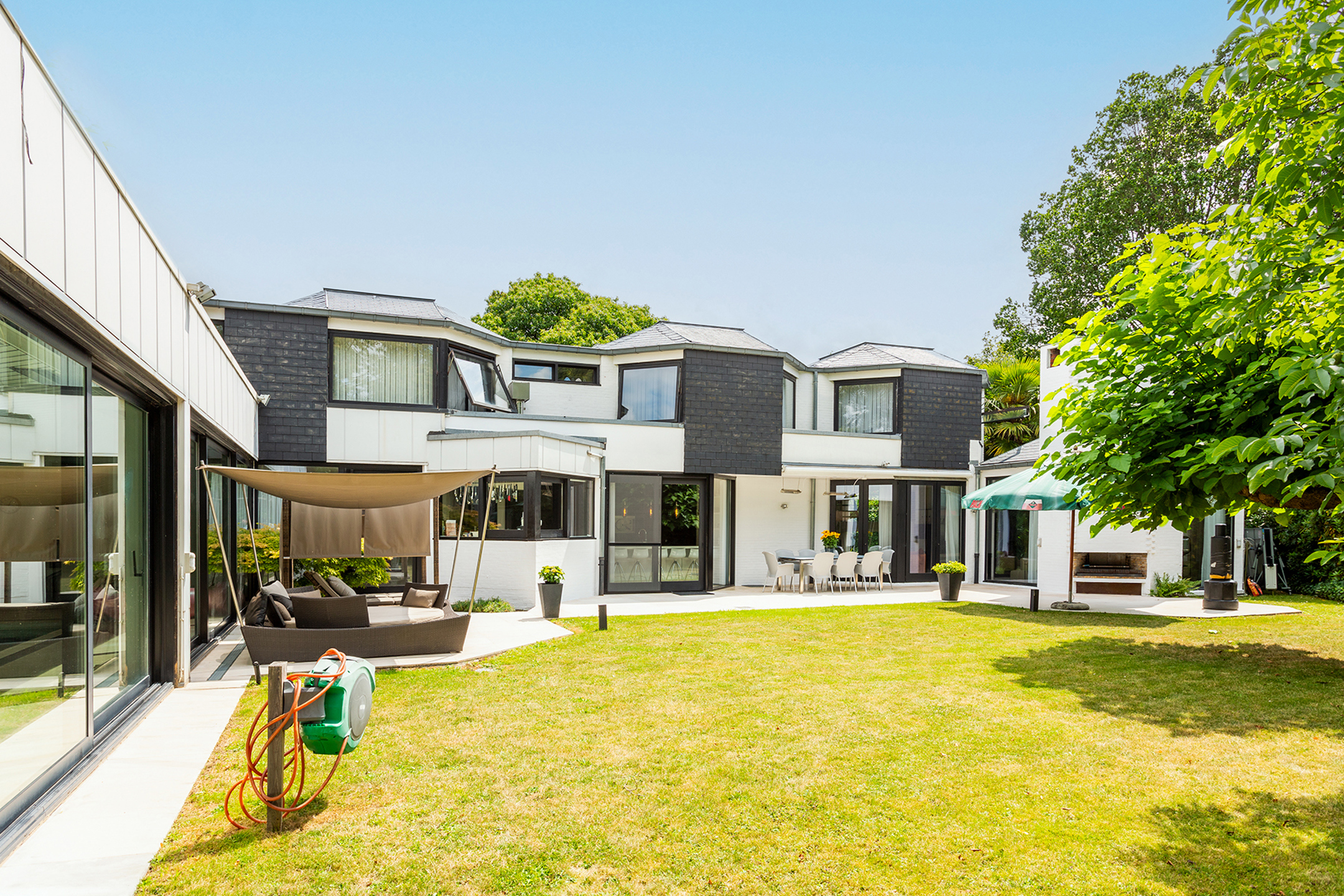 Topgelegen architectenwoning met ruim tuin en binnenzwembad. - foto 2