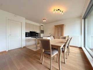 Plan nu uw afspraak via www.polares.eu <br /><br />In het centrum van Boortmeerbeek kan je in de residentie 'De Malterie' dit gezellige appartement met twee slaapkamers terugvinden op de eerste verdieping. <br /><br />De inkomhal is voorzien van een vestiaire gedeelte en een gastentoilet. Deze brengt je naar de lichtrijke leefruimte. De leefruimte is voorzien van een woon- en eetgedeelte. Door de parketvloer heb je ook alvast een warm gevoel. De keuken is volledig geïnstalleerd. Aansluitend aan de keuken kan je nog de technische berging terugvinden met wat extra opslagplaats. Vanuit de leefruimte heb je toegang tot het terras. <br /><br />Verder in het appartement kan je de twee slaapkamers terugvinden. Daarnaast is er ook nog een ruime berging met wasbak &amp; handige bergkast aanwezig. Eventueel de ideale ruimte om in te richten als bureau. De badkamer is voorzien van een bad/douche combinatie, enkele wastafel &amp; voldoende opbergruimte. Verder kan je hier ook de aansluiting voor de wasmachine en droogkast terugvinden. <br /><br />Nood aan extra opbergruimte? In de privatieve kelderberging kan je makkelijk spullen opbergen. Verder kan je jouw wagen kwijt in de privatieve garagebox. Fietsen kan je dan weer makkelijk kwijt in de gemeenschappelijke fietsenstalling. <br /><br />Dankzij zijn centrale ligging aan het station van Boortmeerbeek ben je ook met de trein snel op pad. Verder heb je tevens een vlotte verbinding naar Mechelen en Leuven, alsook naar Brussel.