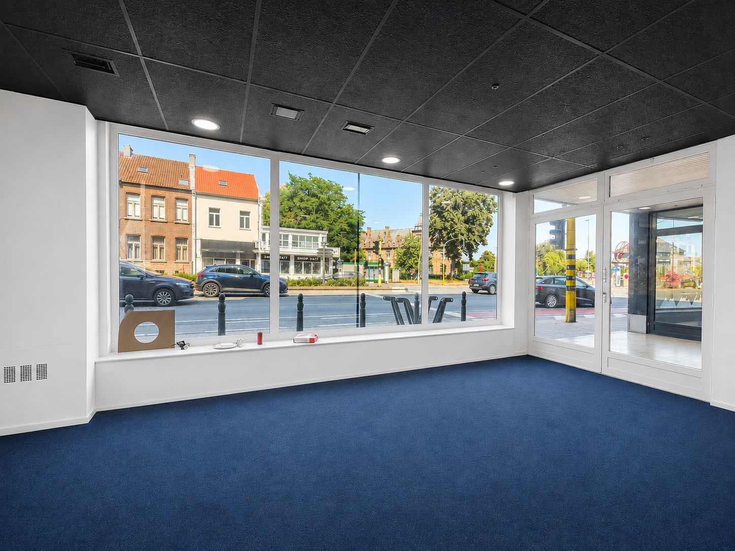 Commercieel pand met ruime garage voor 1.350 EUR/mnd - foto 2