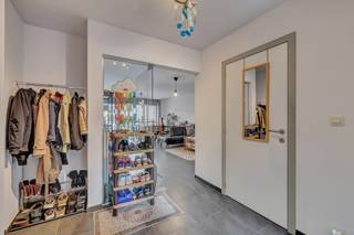 Aangenaam en instapklaar appartement van 83 m², ideaal gelegen in het centrum van Ninove.Het appartement heeft volgende indeling: Inkomhal met apart...