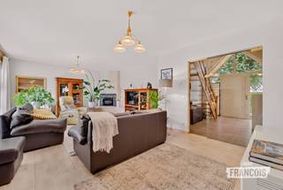 In de rustige Bremstraat 12 te De Haan – Vosseslag bevindt zich deze ruime en instapklare woning op een prachtig perceel van maar liefst 605 m². Dankzij de rustige ligging, praktische indeling en vele mogelijkheden is deze eigendom ideaal als vaste woonst, tweede verblijf of investering.<br /><br />Via de ruime en lichtrijke inkomhal komen we op het gelijkvloers in een gastentoilet, een badkamer met bad, douche en dubbele lavabo en een eerste ruime slaapkamer. De aanwezigheid van een slaapkamer en badkamer op het gelijkvloers maakt de woning bovendien geschikt om ook op latere leeftijd comfortabel te blijven wonen.<br /><br />De open leefruimte staat in verbinding met de uitgeruste keuken en praktische bijkeuken/wasruimte. Vanuit de leefruimte is er toegang tot het zuidwest georiënteerde terras en geniet u vanuit de eetplaats van een mooi zicht op de ruime tuin. Achterliggend is er ook een handige garage en tuinhuis.<br /><br />Op de eerste verdieping bevinden zich twee ruime slaapkamers. De grootste kan indien gewenst worden opgesplitst in twee kamers. De tweede slaapkamer biedt extra ruimte voor een dressing of bergruimte. Verder is er een tweede badkamer, momenteel voorzien van lavabo, toilet en alle nodige aansluitingen. Met de plaatsing van een douche of bad kan deze volledig worden afgewerkt. Ten slotte beschikt de woning ook over een ruime zolder. Een ruime woning met tal van mogelijkheden op een uitstekend gelegen perceel nabij de kust.<br /><br />Bezoekdag: zaterdag 22 augustus van 9u tot 13u.<br /><br />Neem contact op met Julien van Immo Francois via julien@immofrancois.be of 0471 74 25 41.<br /><br />