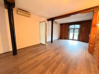 <p>Quares - TREVI Groep presenteert :<br />Op het Sint-Jansplein bevindt zich deze verrassend ruime loft met een uniek verleden. Het pand deed vroeger dienst als praktijk en werd vandaag omgevormd tot een veelzijdig appartement met tal van indelingsmogelijkheden.<br /><br />De loft beschikt over drie afzonderlijke ruimtes die volledig naar eigen wens kunnen worden ingericht. Denk aan een gezellige tv-kamer of living, een bureau of sportruimte, of één of meerdere slaapkamers. Dankzij de flexibele indeling is dit pand ideaal voor wie ruimte zoekt om wonen en werken te combineren.<br /><br />De keuken is uitgerust met de nodige toestellen en vormt een praktische plek om te koken en samen te komen. De badkamer beschikt over een bad en er zijn bovendien twee aparte toiletten, wat extra comfort biedt. Achter de badkamer bevindt zich een handige berging met aansluitingen voor wasmachine en droogkast.<br /><br />Dit pand combineert ruimte, karakter en flexibiliteit op een centrale locatie. De buurt rond het Sint-Jansplein is volop in beweging en biedt een mix van lokale handelszaken, eetgelegenheden en een vlotte verbinding naar het centrum van Antwerpen.<br /><br />Een uniek pand met veel potentieel voor wie op zoek is naar een ruim appartement met verschillende mogelijkheden.</p>