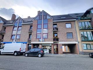 <p>À distance de marche du centre de Louvain, nous découvrons ce charmant appartement duplex avec une chambre dans la résidence Lotus, à la Tervuursepoort. L'appartement se situe au deuxième étage et a été récemment rénové.</p><p> </p><p>Le rez-de-chaussée comprend un agréable séjour avec cuisine ouverte équipée, dotée de quatre plaques de cuisson électriques, d'une hotte, d'un évier et d'un réfrigérateur avec compartiment congélateur. On y trouve également un espace de rangement pratique ainsi qu'une agréable terrasse ensoleillée.</p><p> </p><p>À l'étage se trouve une spacieuse chambre avec espace bureau, une salle de douche avec lavabo et raccordement pour lave-linge, ainsi qu'un WC séparé.</p><p> </p><p>La situation constitue un atout indéniable. Le centre de Louvain, les transports en commun et l'UZ Gasthuisberg se trouvent à distance de marche. Grâce à la proximité du ring, les autoroutes E40 et E314 sont également facilement accessibles. De plus, de nombreuses places de parking sont disponibles devant l'immeuble.</p><p> </p><p>L'appartement est actuellement loué à 828 € par mois, charges communes comprises. La consommation individuelle est à charge du locataire.</p><p>Notre Avant-Première aura lieu les 2 et 3 septembre. Intéressé(e) ? Planifiez votre rendez-vous via le site web de Living Stone et découvrez cet appartement lors d'une visite. À bientôt !</p>