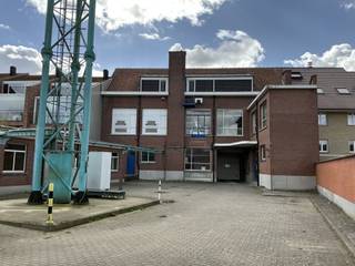 <p>Investeringsopportuniteit met sale &amp; lease back – industrieel gebouw in Brakel</p>
<p>Gelegen in de Tenbossestraat 13 te Nederbrakel, bevindt deze voormalige Proximus-site zich op een strategische locatie nabij het centrum van Brakel. Het betreft een ruim industriegebouw met stockage-, werk- en multifunctionele ruimtes, gecombineerd met een interessante sale &amp; lease back constructie tot 2030.</p>
<p>Deze eigendom biedt mogelijkheden voor investeerders, ondernemers, stockage, fabricage, logistieke activiteiten of projectontwikkelaars met een langetermijnvisie.</p>
<p>Troeven van het pand</p>
<ul><li>Sale &amp; lease back met Proximus tot 2030</li><li>Industriegebouw met ruime bruikbare oppervlaktes</li><li>Interessant voor stockage, productie, ateliers of logistiek</li><li>Totale perceeloppervlakte van ca. 1.166 m²</li><li>Totale bruto vloeroppervlakte van ca. 849 m²</li><li>Gelegen in woongebied volgens het geldende gewestplan</li><li>Mogelijk toekomst- of herontwikkelingspotentieel (onder voorbehoud van stedenbouwkundige voorschriften)</li></ul>
<p>Prijs op aanvraag.</p>
<p>Meer informatie en technische documentatie beschikbaar via kantoor.</p>