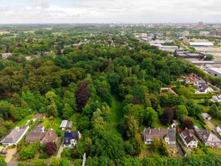 Ligging:<br /><br />Deze bouwgrond van 1527m2 is gelegen op een uitermate centrale locatie in Sint Denijs Westrem, namelijk in de Louis Delebecquelaan nr 40. <br />Door de uitstekende bereikbaarheid geniet u een prima ontsluiting, zo kan u op enkele minuten alle belangrijke invalswegen op en af. In de onmiddellijke omgeving zijn er tal van handelszaken en op slechts 20min fietsen staat u in het centrum van Gent.<br /><br />Bent u op zoek naar een ruim perceel met een vlotte bereikbaarheid doch in het groen? Dan is dit perceel bouwgrond zeker iets voor u! <br /><br />Er is op dit moment reeds een bouwvergunning voor het bouwen van een half open bebouwing.<br /><br />De gebruikte renders / beelden zijn in geen geval bindend, zijn puur indicatief.<br /><br />Contacteer Fanny voor meer informatie op 0472 01 51 51