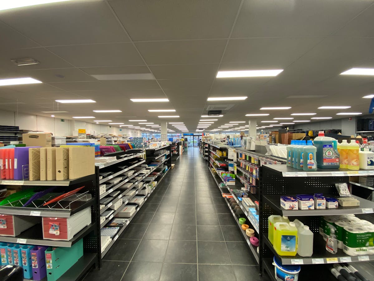 Baanwinkel of approximately 650 m² in a commercial location in Izegem - photo 3