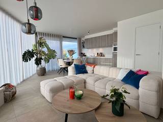 Het appartement is gelegen op de 2de verdieping.Bij het binnengaan van het appartement kom je in de open en lichtrijke leefruimte met keuken. Door de...