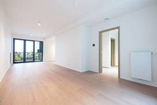 <p>Ontdek dit indrukwekkende 2-slaapkamerappartement op het gelijkvloers in het UNIQ vastgoedproject! Met een royaal oppervlakte van 104m² biedt dit appartement ruimte en comfort. De twee grote slaapkamers en twee badkamers maken het ideaal voor gezinnen of wie op zoek is naar extra ruimte. De aparte keuken en het terras van 7m² voegen extra charme en functionaliteit toe aan deze prachtige woning. Gelegen aan de Quai au Foin, geniet u van een levendige buurt en alle voorzieningen binnen handbereik. Verkoop onderhevig aan registratierechten op de grond (12,5%) en BTW op de bouw (mogelijk 6% onder voorwaarden). Mis deze kans niet! Mis deze unieke kans niet! Neem vandaag nog contact met ons op voor meer informatie en een bezichtiging.</p>