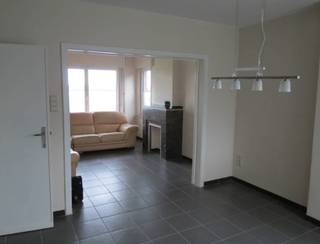 Deze woning is centraal gelegen en heeft een garage en een grote tuin (perceel van ca. 14,5 are)!Het is een driegevelwoning met op het gelijkvloers:...