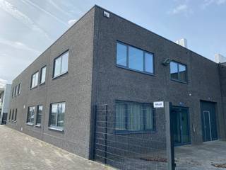 Ingericht bureel met 2 bureaus en ingemaakte kasten, een apart toilet met lavabo, archiefruimte of stockageplaats. Op een oppervlakte van 185 m². Voor het gebouw zijn er enkele parkeerplaatsen. <br />Optioneel extra ruimte op bovenverdieping (160m²). <br /><br />Verwarming: centrale verwarming op aardgas.<br />Airco in de gelijkvloerse burelen.<br />Stadswater.<br />Elektriciteit.<br />Ventilatiesysteem.<br /><br />Beschikbaar: onmiddellijk.