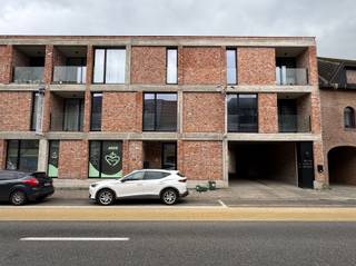 <p><span>Nieuw appartement/studio te Mol centrum.</span></p><p><span>Inkomhal, apart toilet, inbouw kasten met aansluiting wasmachine, woonkamer met open keuken en dadelijk toegang tot het terras vooraan.</span></p><p><span>1 ruime slaapkamer met aansluitend badkamer met douche.</span></p><p><span>Het appartement is volledig geschilderd, verlichtingsarmaturen zijn aanwezig, </span></p><p><span>Ondergrondse auto staanplaats en kelder berging.</span></p><p><span>Zeer goede EPC waarde, alles op wandel/fietsafstand te bereiken, vlakbij bushalte.</span></p><p><span>Beschikbaar vanaf 01/06/2026.</span></p><p><span> </span></p>