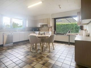 Deze alleenstaande ruime woning is gelegen nabij het centrum van Staden en heeft als indeling:<br /><br />GELIJKVLOERS<br />inkom - toilet - ruime en lichtrijke leefruimte voorzien van een houtkachel - woonkeuken (ingericht met toestellen) - wasplaats met berging - kelder - 2 slaapkamers - badkamer (douche, bad en lavabo met meubel) - inpandige garage<br /><br />1STE VERDIEPING<br />2 slaapkamers - zolderruimte<br /><br />Buiten kan u zich begeven in de tuin met landelijk uitzicht, zongericht terras en tuinhuis! <br />* de garage achteraan het perceel zal niet mee verhuurd worden !! <br /><br />(EPC uc 4085 - score: 234 kWh/m²)